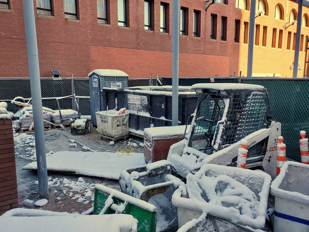 Prace izolacyjne i porządkowe na placu budowy