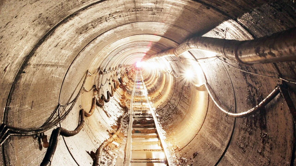 Wnętrze rury przeciskowej w technologii pipe jacking